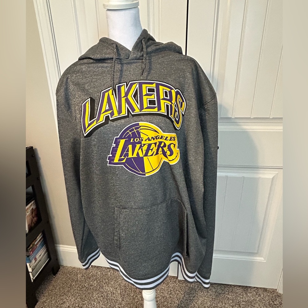 Men’s Lakers sweatshirt. XL
